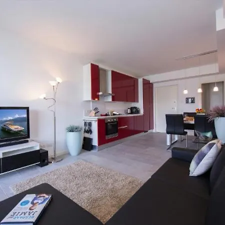 Sleeps 4 Pool Air Con מנאג'יו