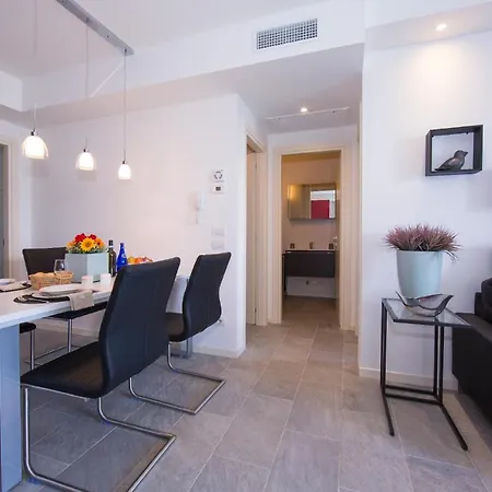 Sleeps 4 Pool Air Con מנאג'יו