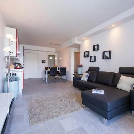 Sleeps 4 Pool Air Con *