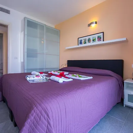 Sleeps 4 Pool Air Con דירה מנאג'יו