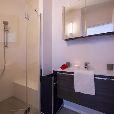 Sleeps 4 Pool Air Con דירה מנאג'יו